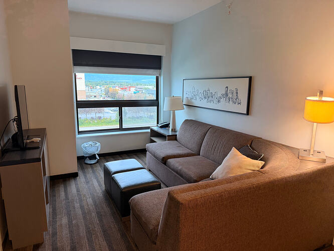 Hyatt House Anchorage 套房客厅