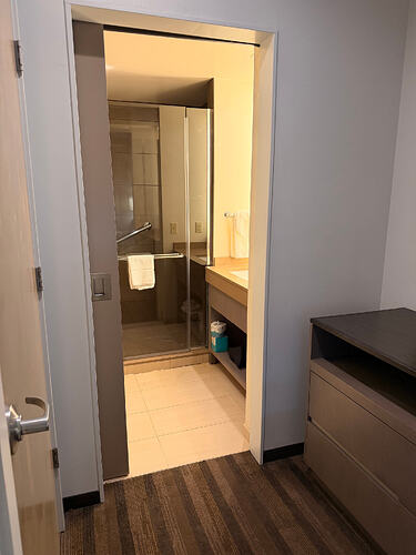 Hyatt House Anchorage 套房卫生间
