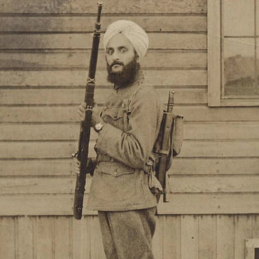 巴哈特·辛格·廷德，他从印度移民至美国，并在第一次世界大战期间在美国陆军服役。