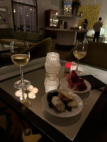 0B592AE7-649A-43F2-853B-8802067CDA11_1_105_c