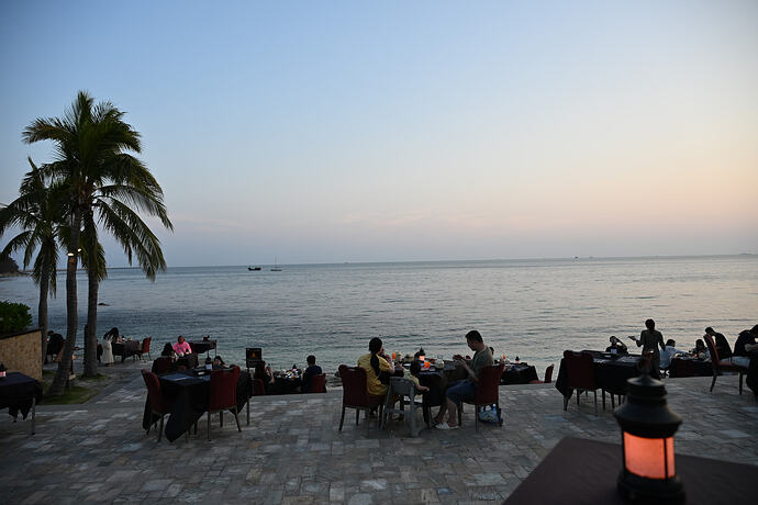 享用美食的人群