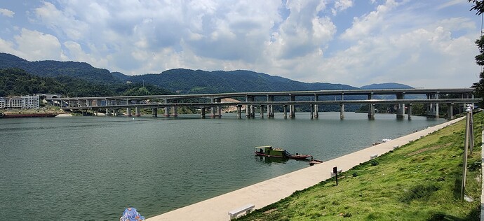 水库旁，前方为官新高速