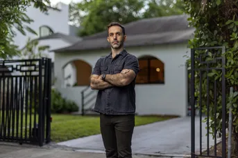 查德·特劳施在他位于迈阿密的历史悠久的平房住宅外。图片来源:司法研究所。